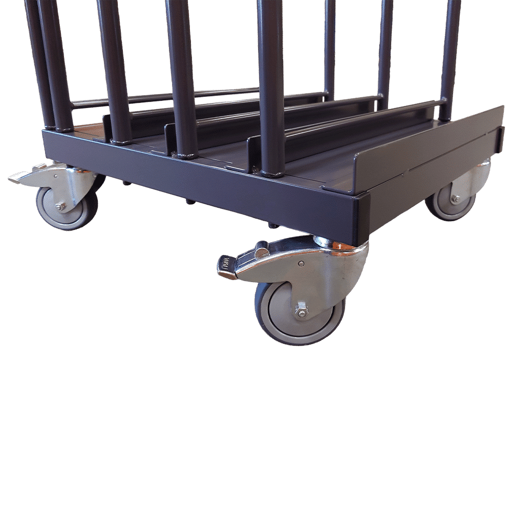 Kartonwagen – Nahaufnahme der Vorderräder von vorn, schräg